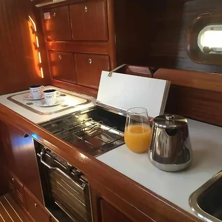 Precioso Yate En El Centro Del Hotel en barco