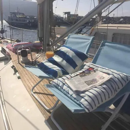 Botel Precioso Yate En El Centro Del Puerto De Mogan
